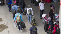 Personnes arrivant au Québec. La moitié des étudiants francophones qui ont été acceptés par des universités québécoises se voient actuellement refuser un visa de séjour et d’entrée sur le territoire par le Canada.