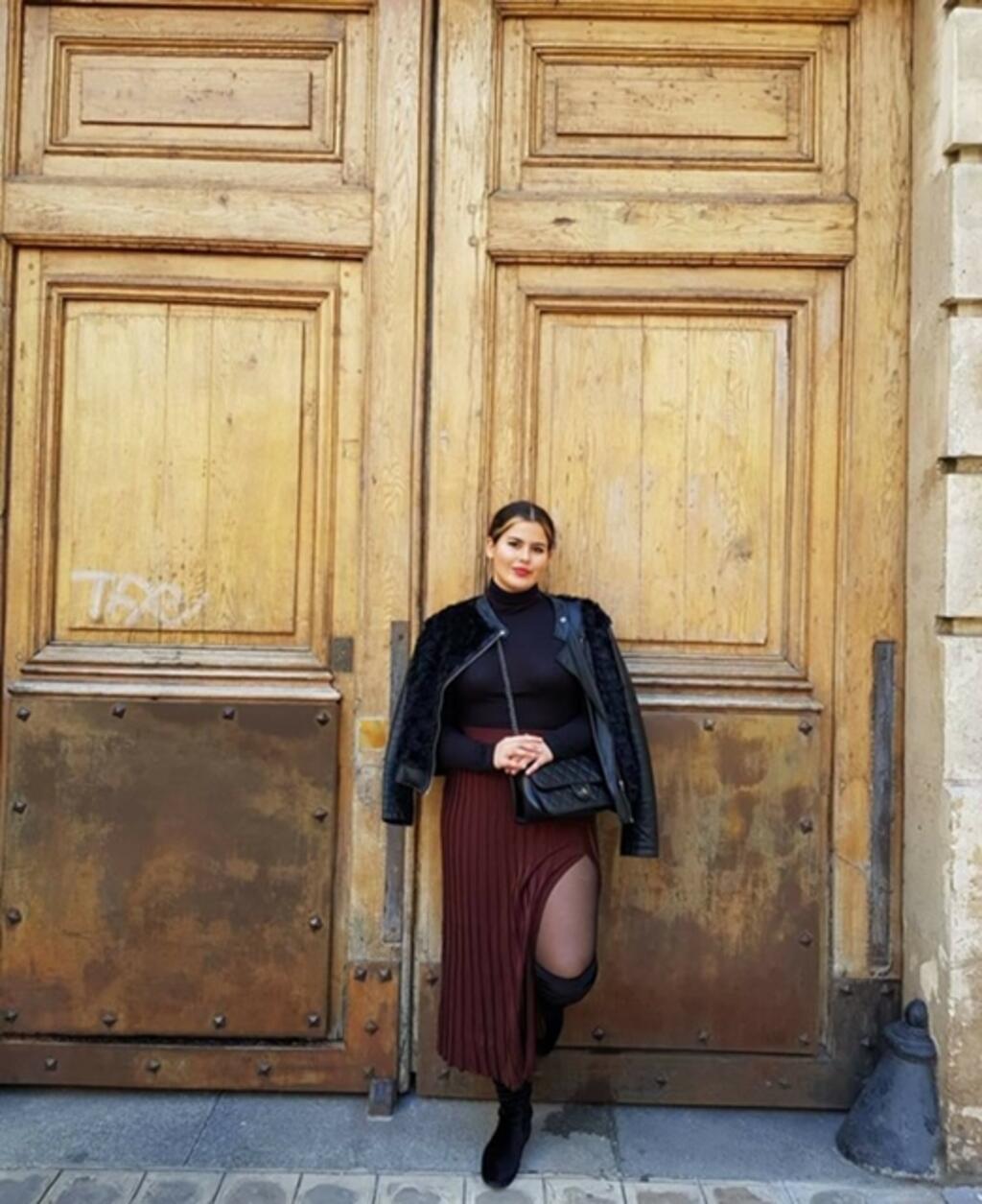 A jovem Maria Carolina Cardoso Mattos em frente ao prédio onde mora Emily Cooper na série, no n° 1 da Place de l'Estrapade.