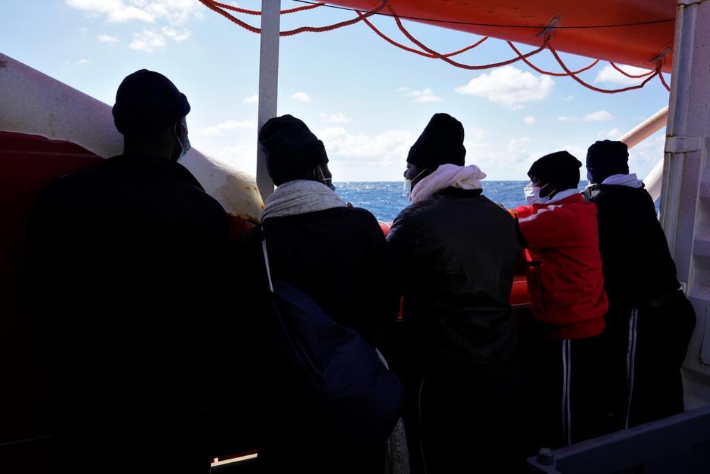 Durant la traversée, les personnes secourues en mer regardent souvent le large. «C’est quel pays?», demandent-elles dès que des terres apparaissent au loin.
