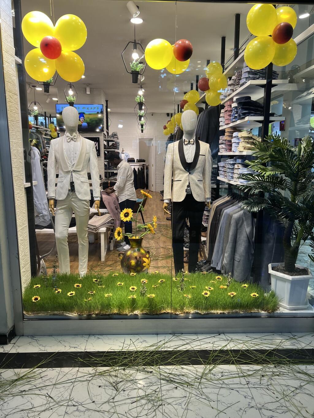 Vitrine de uma loja em Adis Abeba decorada para o revéillon, em setembro