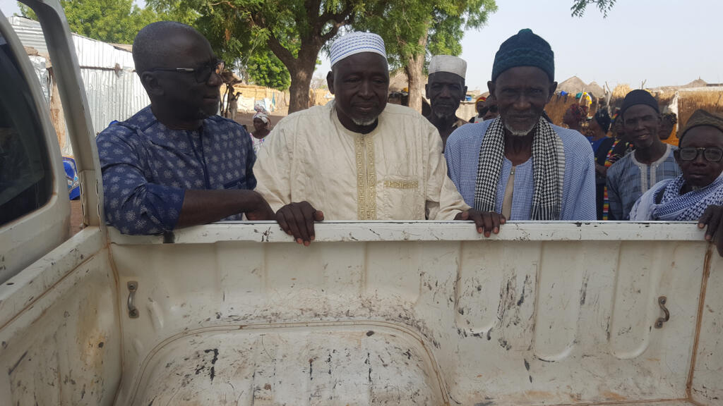 À gauche Docteur Sall Pape Anoune, chef de service élevage du département de Koumpetoum, au centre Amady Barry, maire de Passkoto, à droite Monsieur le chef de village de Patoulane.