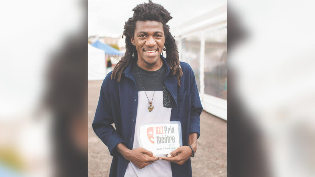 Jean D’Amérique, écrivain haïtien de 26 ans, reçoit le prix RFI Théâtre 2021. 