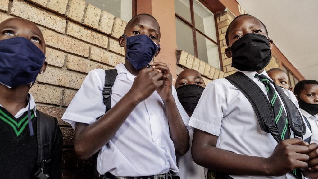 Des élèves se tiennent en rang dans le couloir de leur collège, à Johannesburg, en Afrique du Sud le 15 février 2021 (image d'illustration).
