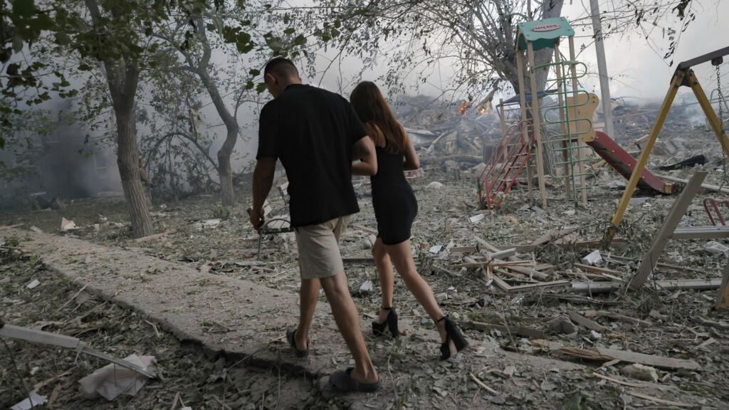 Des habitants passent devant une maison rasée par une frappe aérienne russe à Kramatorsk, en Ukraine, le 31 juillet 2025.