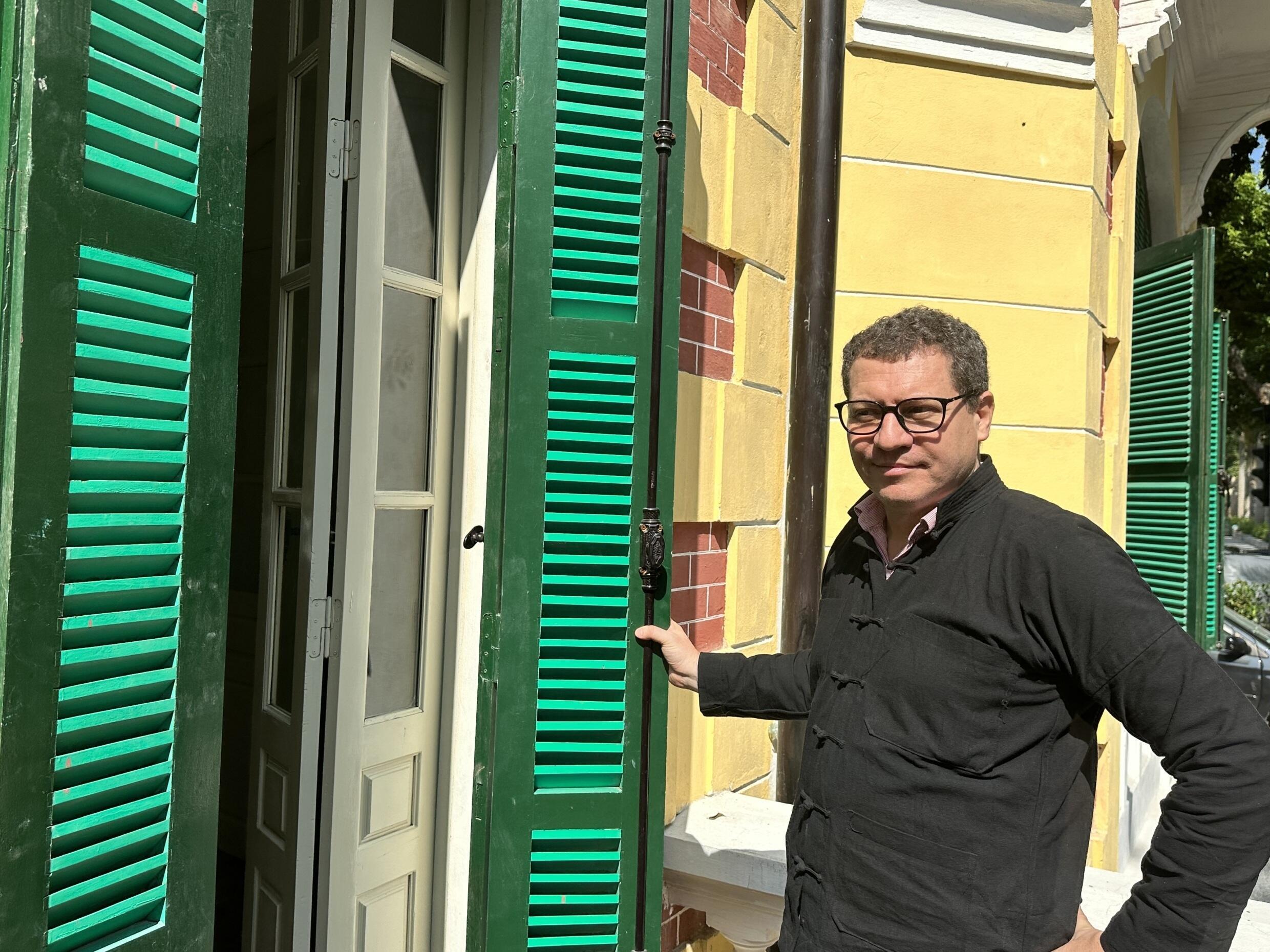 Ông Emmanuel Cerise, giám đốc Cơ quan Cơ quan Hợp tác Quốc tế vùng Ile-de-France (PRX), giới thiệu biệt thự 49 Trần Hưng Đạo, Hà Nội, tháng 12/2023.