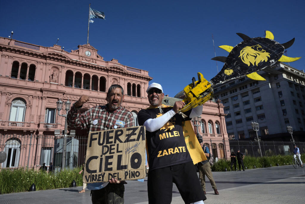 Apoiadores do presidente argentino Javier Milei posam em frente ao palácio do governo Casa Rosada no primeiro aniversário do governo de Milei em Buenos Aires, em 10 de dezembro de 2024.
