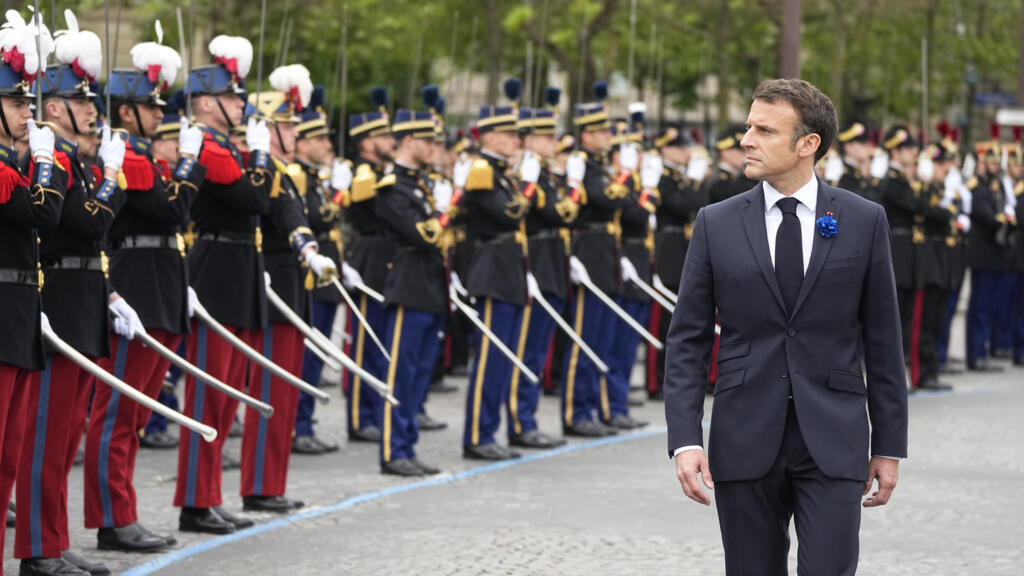 Le président français Emmanuel Macron passe en revue les troupes lors de la cérémonie des commémorations du 8-Mai, à Paris le 8 mai 2023.