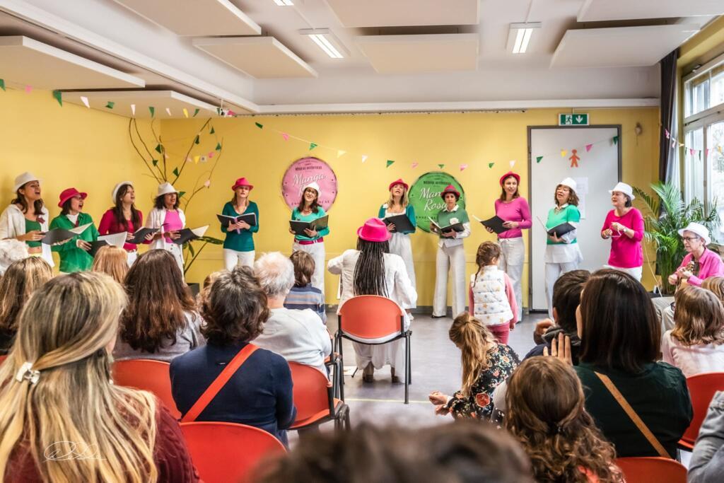Apresentação do coral "Manga Rosa", no dia 5 de dezembro, na cidade de Lausanne, na Suíça.