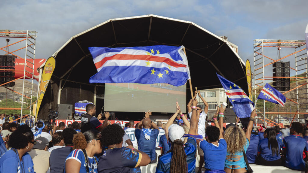 Torcedores de Cabo Verde celebram a classificação histórica para a Copa do Mundo de 2026, em São Vicente. 13/10/2025