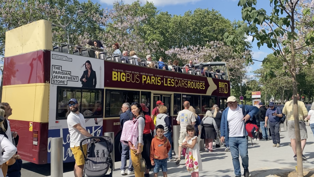 As filas de turistas voltaram a fazer parte de pontos famosos da cidade, como em volta da Torre Eiffel.