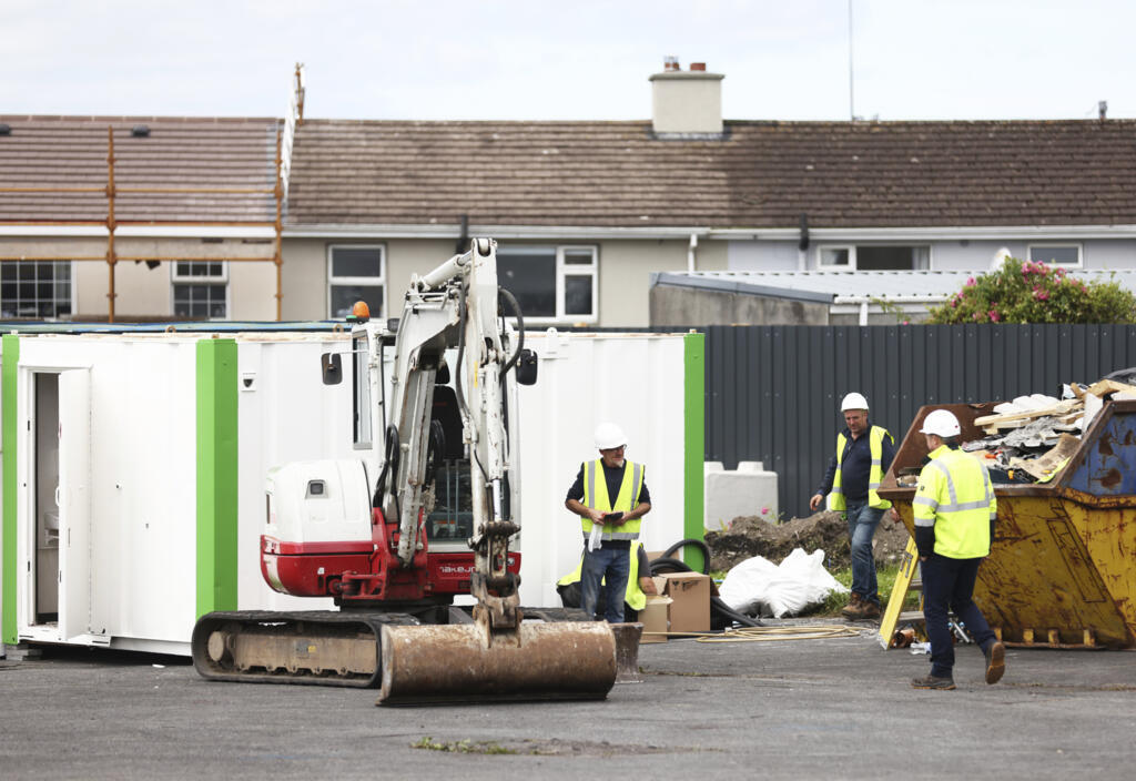 Des ouvriers commencent les travaux d'excavation à Tuam, en Irlande, le lundi 7 juillet 2025, avant les fouilles de la maison Sainte-Marie pour mères célibataires et leurs enfants, gérée par les Sœurs du Bon Secours, les religieuses catholiques basées à Tuam.