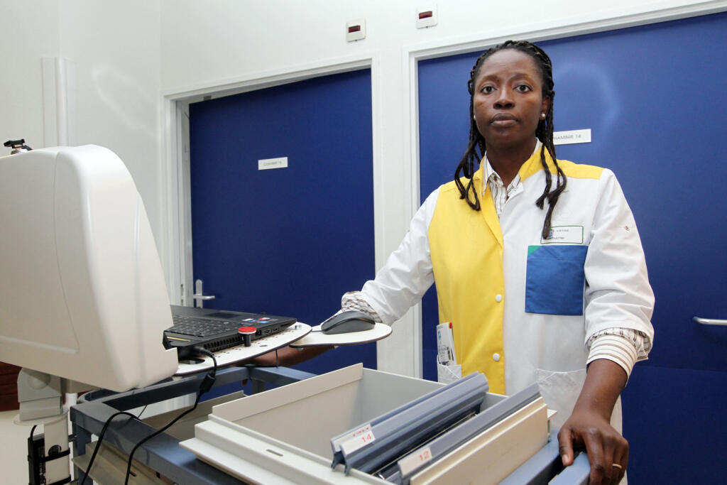 A médica centro-africana Ginna Lievre trabalha no hospital da cidade francesa de Argentan, no oeste do país, como pediatra. (12 de outubro de 2011)