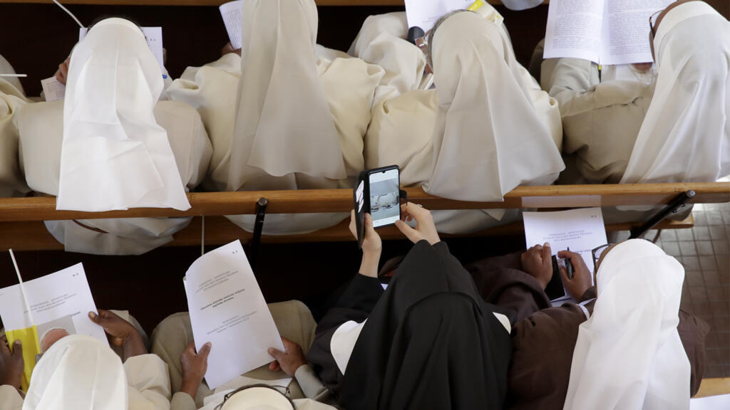 Sœur Mary Lembo effectue régulièrement des formations dans des séminaires et des congrégations religieuses en Afrique pour aborder la question encore taboue des abus sexuels à l’encontre de religieuses sur le continent. Ici : photo de religieuses lors de la visite du pape François à Madagascar en 2019.