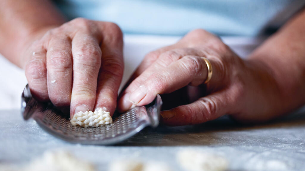 Mains et Gnocchi à la râpe, extrait de «Dimore D'Italia, recettes secrètes».