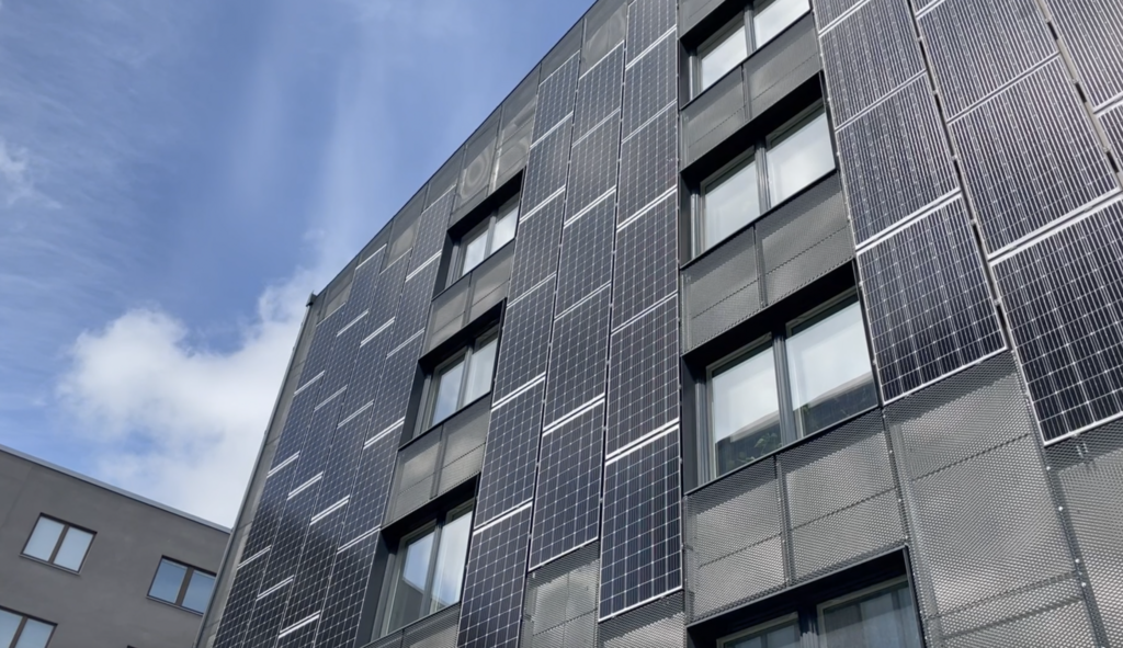 Fachada voltada para o sol é coberta com painéis solares.