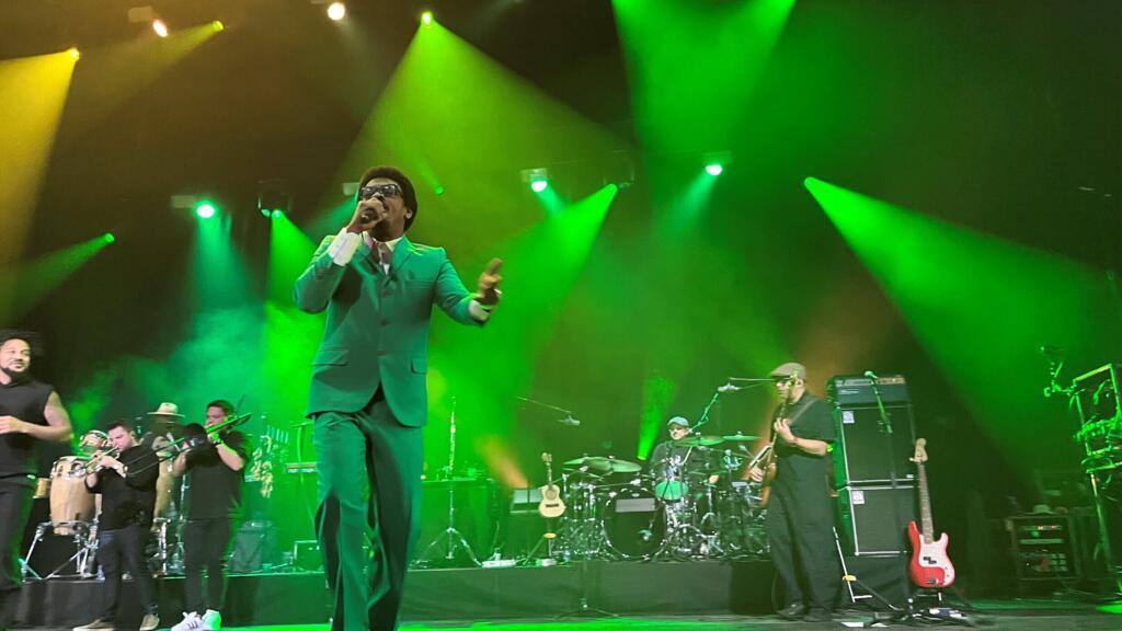 Seu Jorge, durante apresentação na sala Le Grand Rex, em Paris, em 2 de abril de 2025.