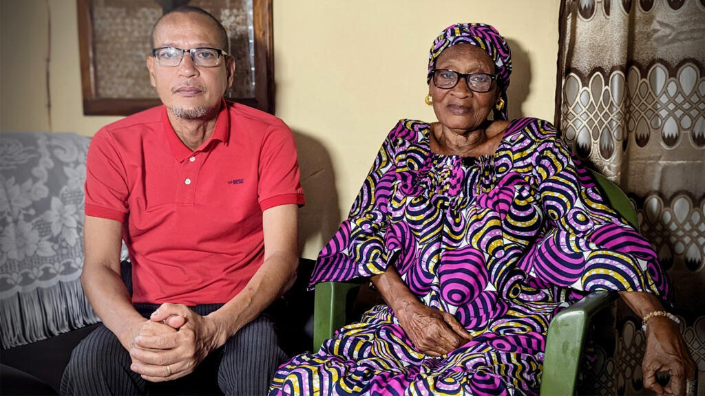 Daniel de Sainte-Marie et sa mère Néné Diariou Kassé, tous deux survivants du Camp Boiro, à Conakry, le 6 mars 2024