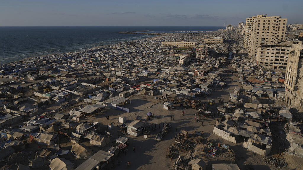 Khu lều trại tạm thời dành cho người Palestine di tản trải dài khắp khu vực gần cảng thành phố Gaza, ngày 01/09/2025