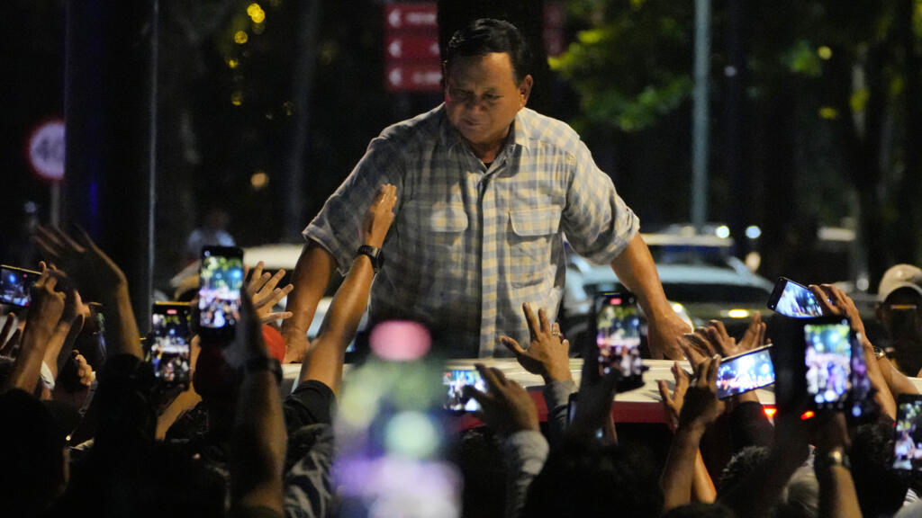 Prabowo Subianto salue ses partisans à Jakarta, le 14 février 2024.