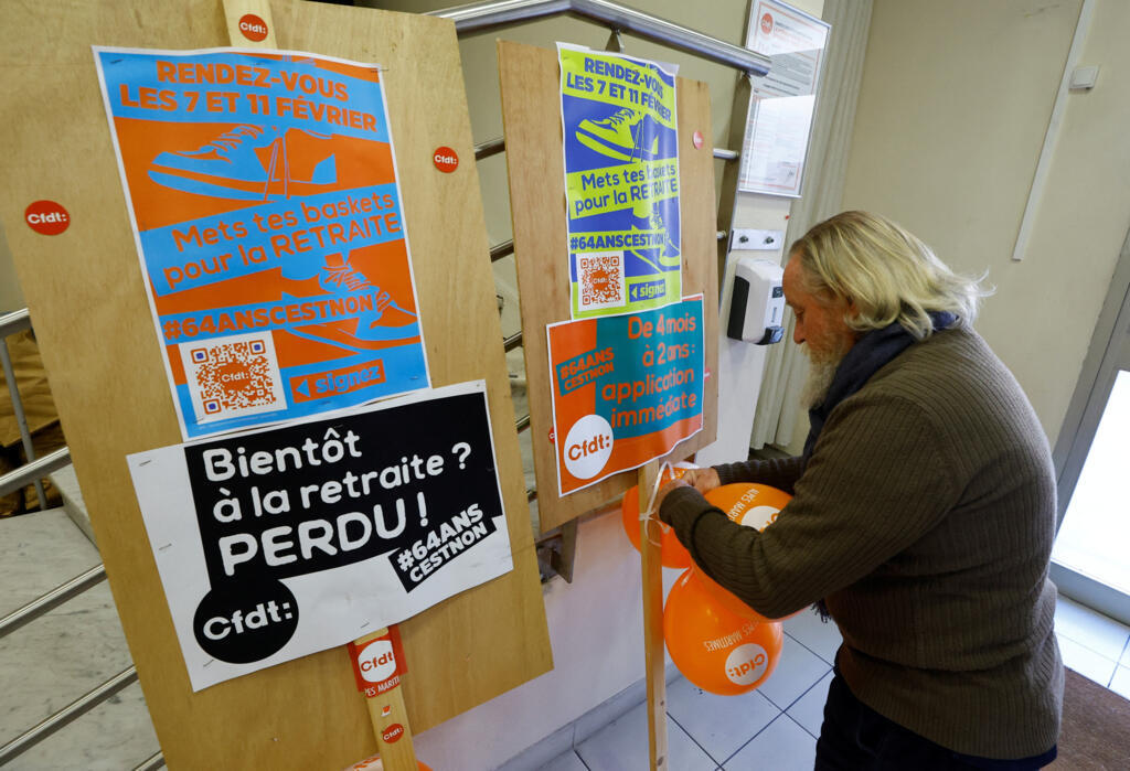 Aumento da idade para a aposentadoria integral na França gera grande mobilização social pelo país, como em Nice. (6 de fevereiro de 2023)