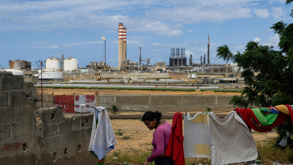 Sous pression de Washington, le Venezuela vend des millions de dollars en pétrole pour investir dans sa dévise