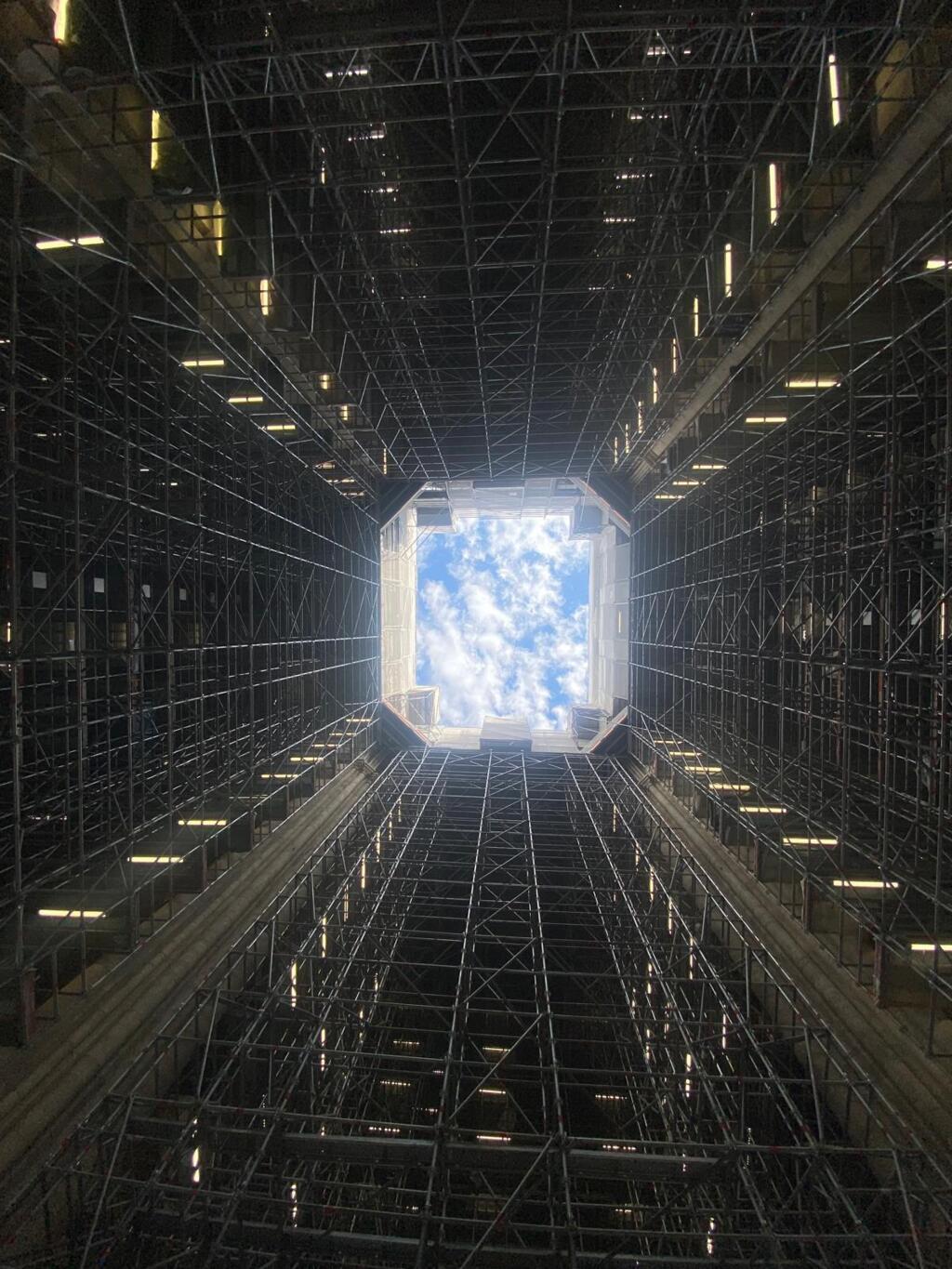 Vue intérieure avec échafaudage sur le chantier de Notre-Dame de Paris.