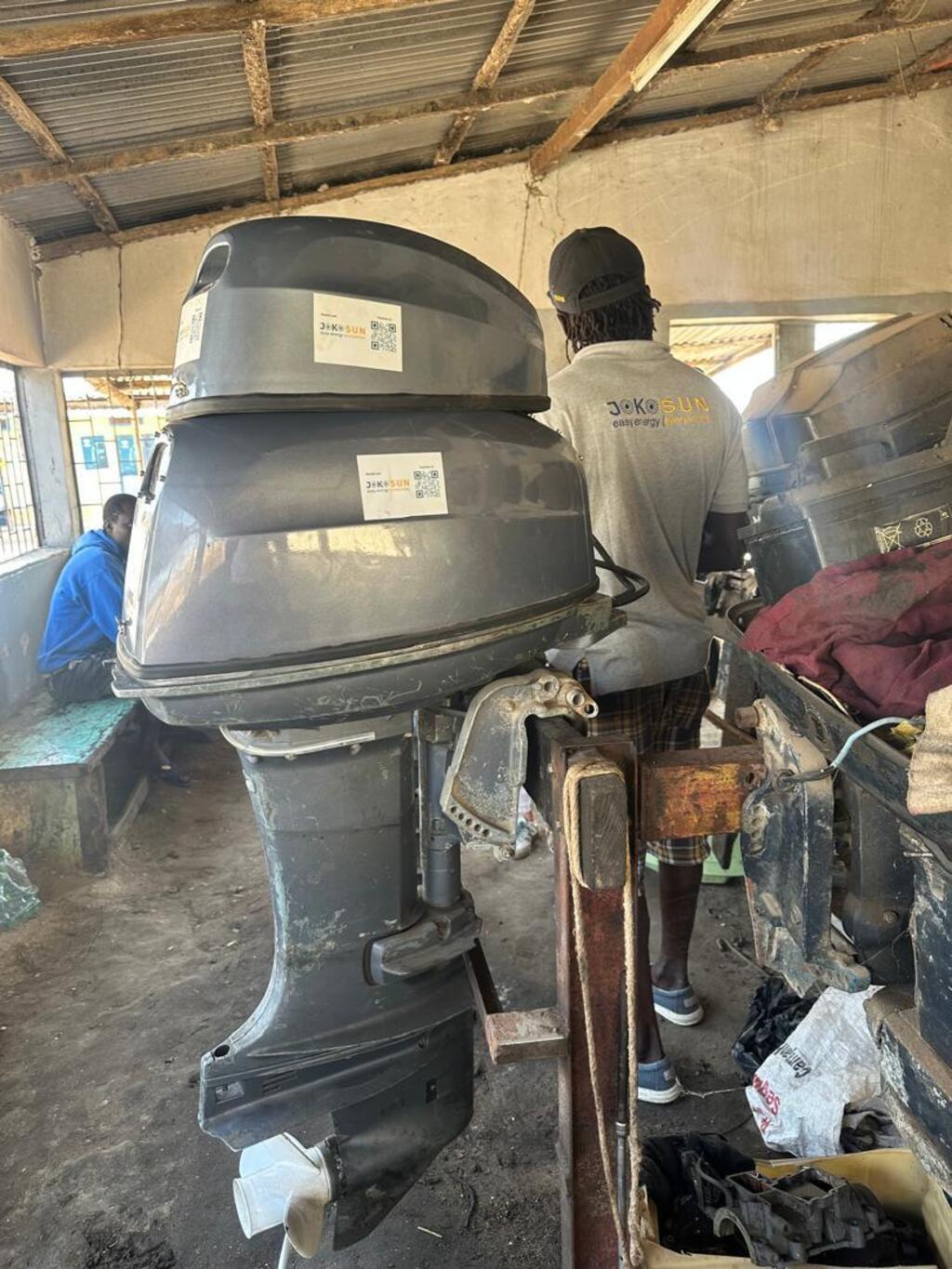Atelier de transformation de moteur de pirogue