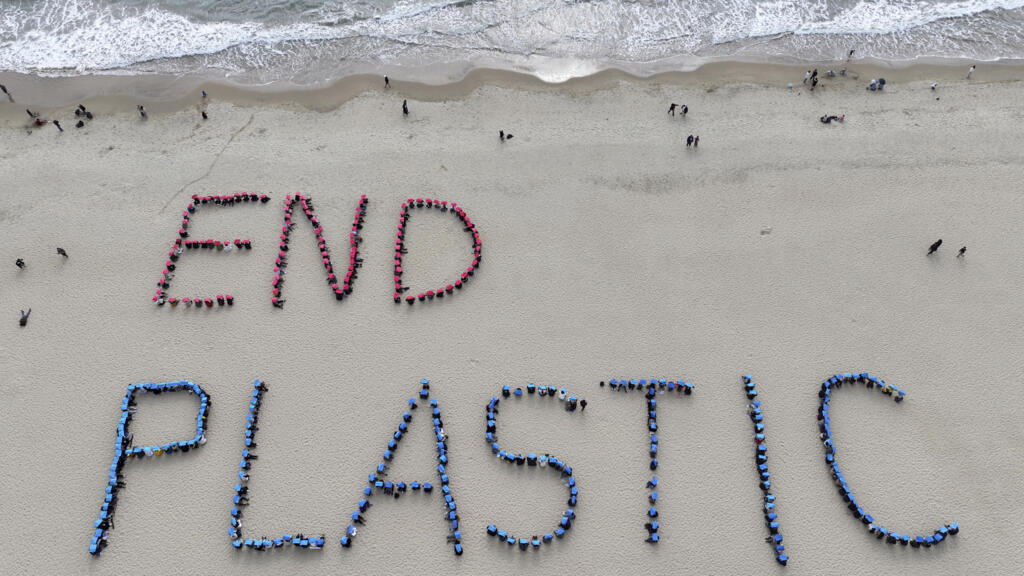 Ce dimanche 24 novembre 2024 sur la plage de Busan, en Corée du Sud, des militants écologistes réalisent une pancarte humaine appelant à un traité mondial fort sur les plastiques avant la 5ᵉ session du Comité intergouvernemental de négociation sur la pollution plastique qui se tient du 25 novembre au 1ᵉʳ décembre;