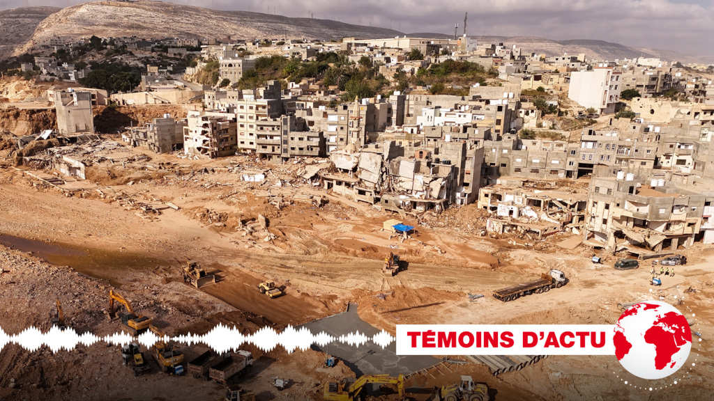 Des ouvriers construisent un pont pour relier les parties Est et Ouest de la ville de Derna divisées après l'effondrement d'un barrage au passage de la tempête Daniel. Derna, le 18 septembre 2023.