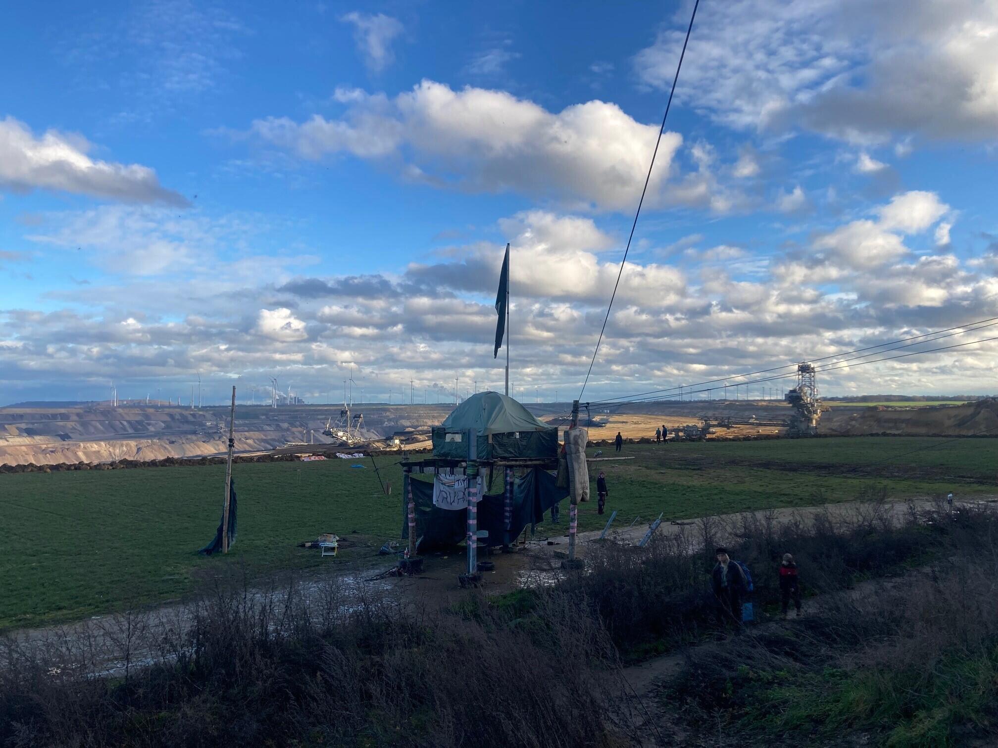 Janvier 2021. Reliée à une tyrolienne, située au bord des excavations minières, un poste avancé de la ZAD de Lüzerath.