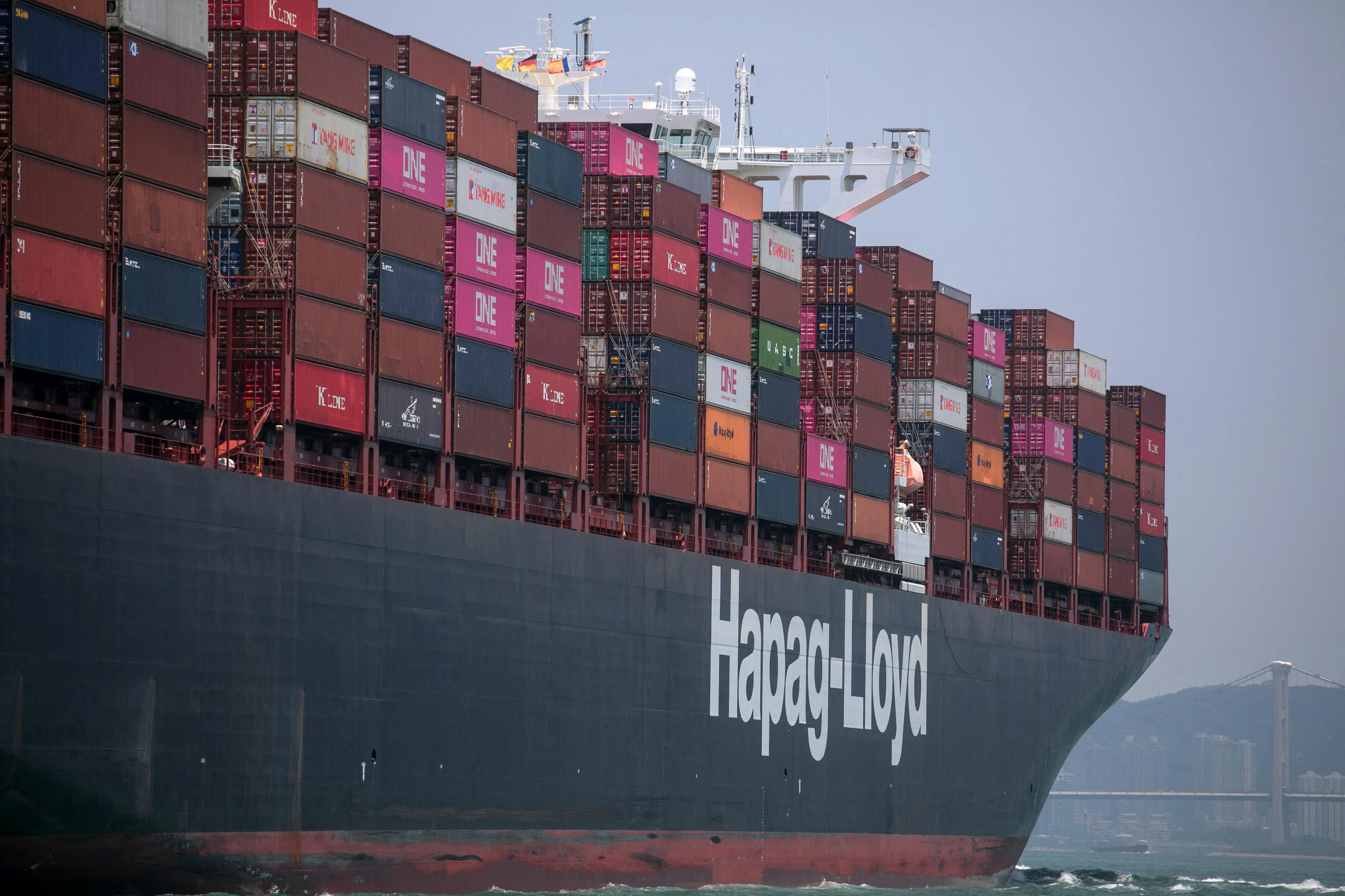 A Hapag-Loyd container ship in 2019 (chart).