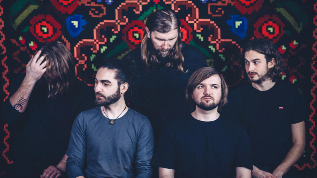 Pinholes explorează dimensiuni emoționale adânci printr-un amestec matur de rock alternativ, lirism melancolic și rafinament sonor.