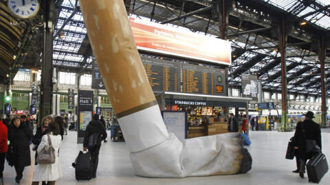 تصویر آرشیوی از یک ته‌سیگار نمادین در ایستگاه راه‌آهن "گار دو لیون" در پاریس، به عنوان بخشی از کارزار مبارزه با دورانداختن فیلتر سیگار در محیط‌های عمومی