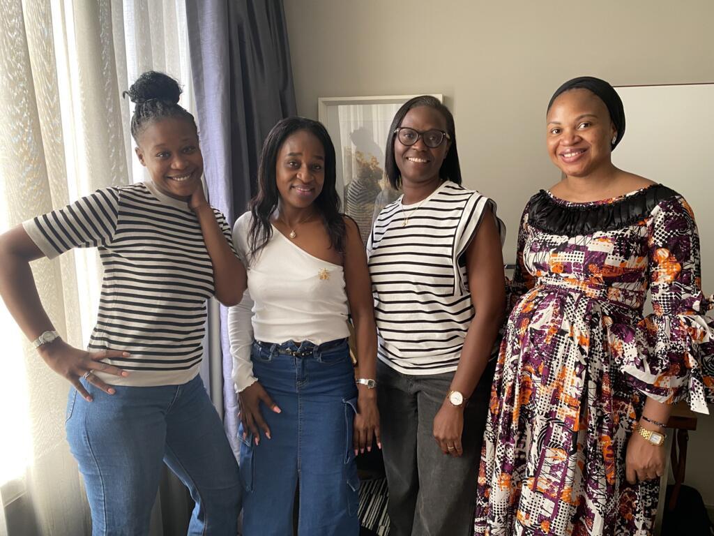 De gauche à droite : Lynn, Nina, Nadia et Aïssata, les quatres participantes de la Palabre au féminin, enregistrée par Charlie Dupiot exceptionnellement à Libreville au Gabon.