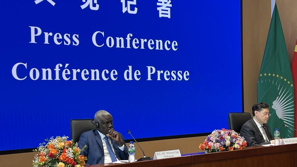 O presidente da Comissão da União Africana e o ministro das Relações Exteriores da China em coletiva de imprensa na quarta-feira em Adis Abeba, Etiópia_