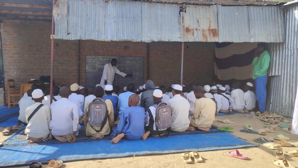 Au Tchad, les enfants des écoles coraniques sont souvent obligés de pratiquer la mendicité pour subvenir aux besoins de leur établissement.
