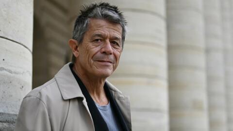 L'écrivain français Emmanuel Carrère après avoir remporté le prix littéraire Médicis pour son roman « Kolkhoze », à Paris, le 5 novembre 2025.