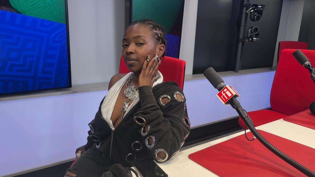 Théodora dans les studios de RFI.