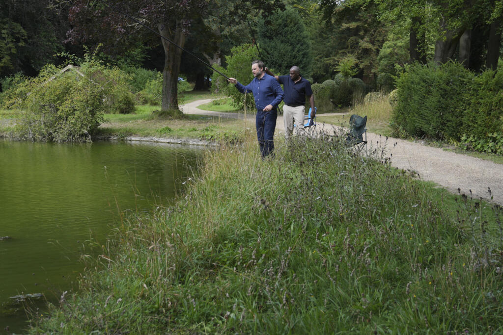 O vice-presidente JD Vance, à esquerda, e o secretário de Relações Exteriores britânico David Lammy pescam em um lago nos jardins da Chevening House, em Kent, Inglaterra. Os dois vão sediar neste sábado (9) uma reunião com conselheiros de segurança nacional europeus e americanos sobre a Ucrânia