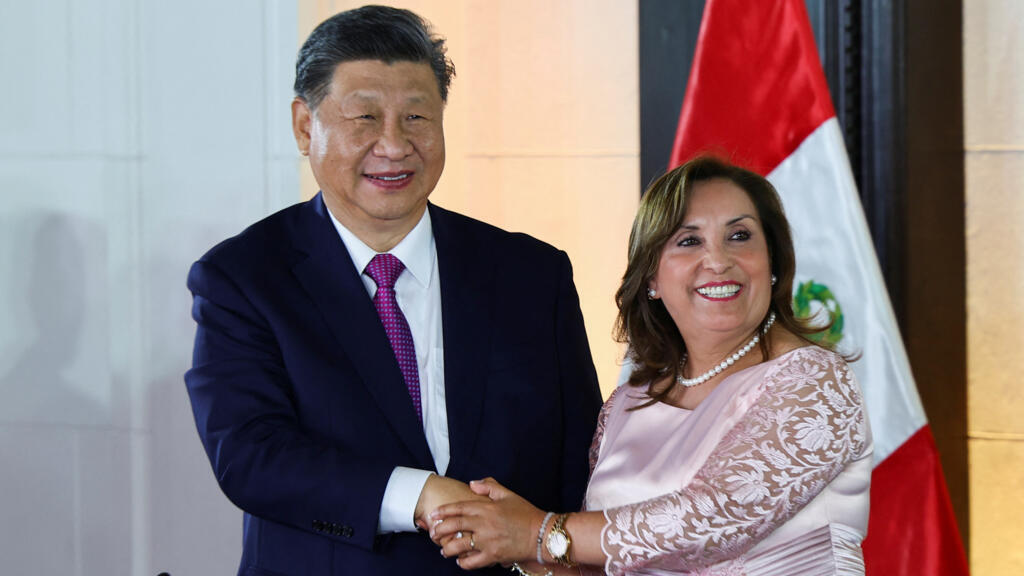Le président chinois Xi Jinping et la présidente péruvienne Dina Boluarte au palais du gouvernement à Lima, le 14 novembre 2024.