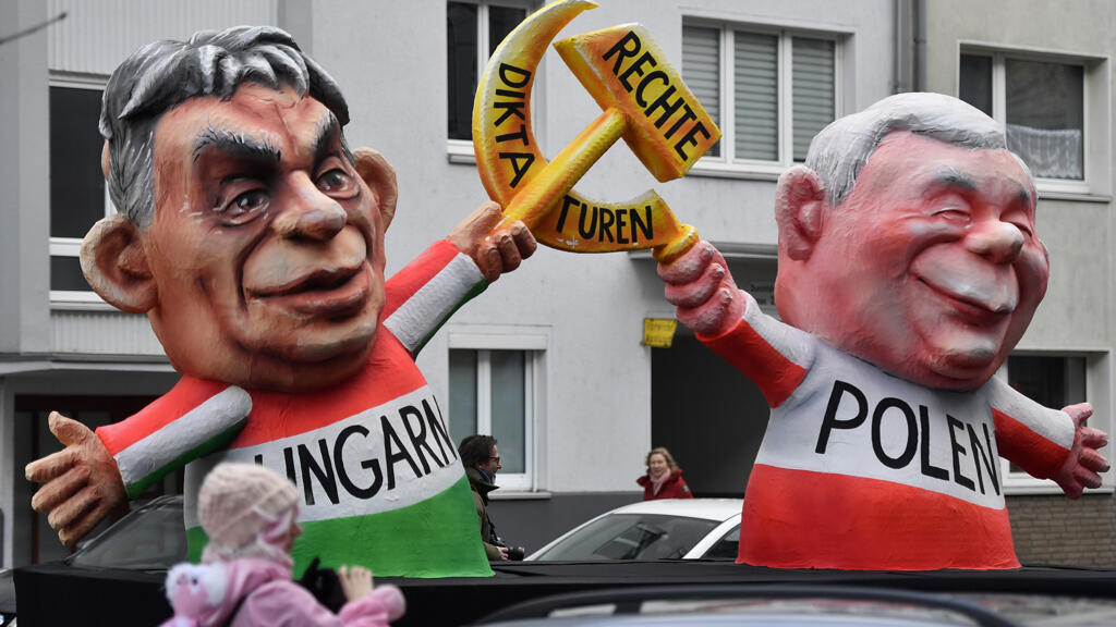 Défilé traditionnel du lundi des Roses à Düsseldorf (Allemagne),  le lundi 12 février 2018. Un char représente le Premier ministre hongrois Viktor Orban, à gauche ; et le leader polonais du parti PiS Jaroslaw Kaczynski.