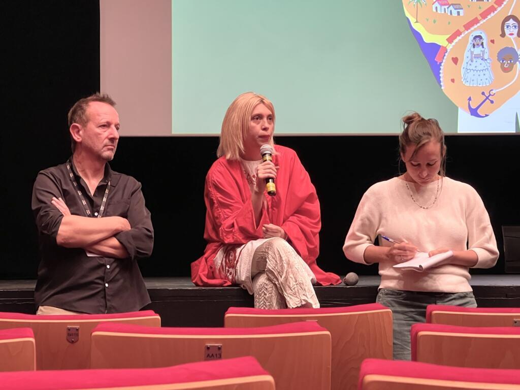 A diretora Carine Wallauer debate com o público no Festival de Cinema Latino-Americano de Biarritz. Em Biarritz, em 21 de setembro de 2025.