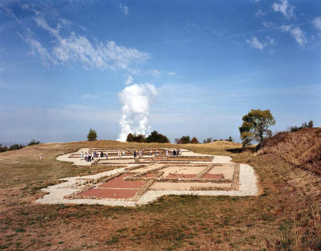 Imagem do artista Jürgen Nefzger: Fumaça da usina de Bugey vista do parque arqueológico de Larina, Ain, Série Fluffy clouds, Fotografia, 2003, coleção frac île-de-france.