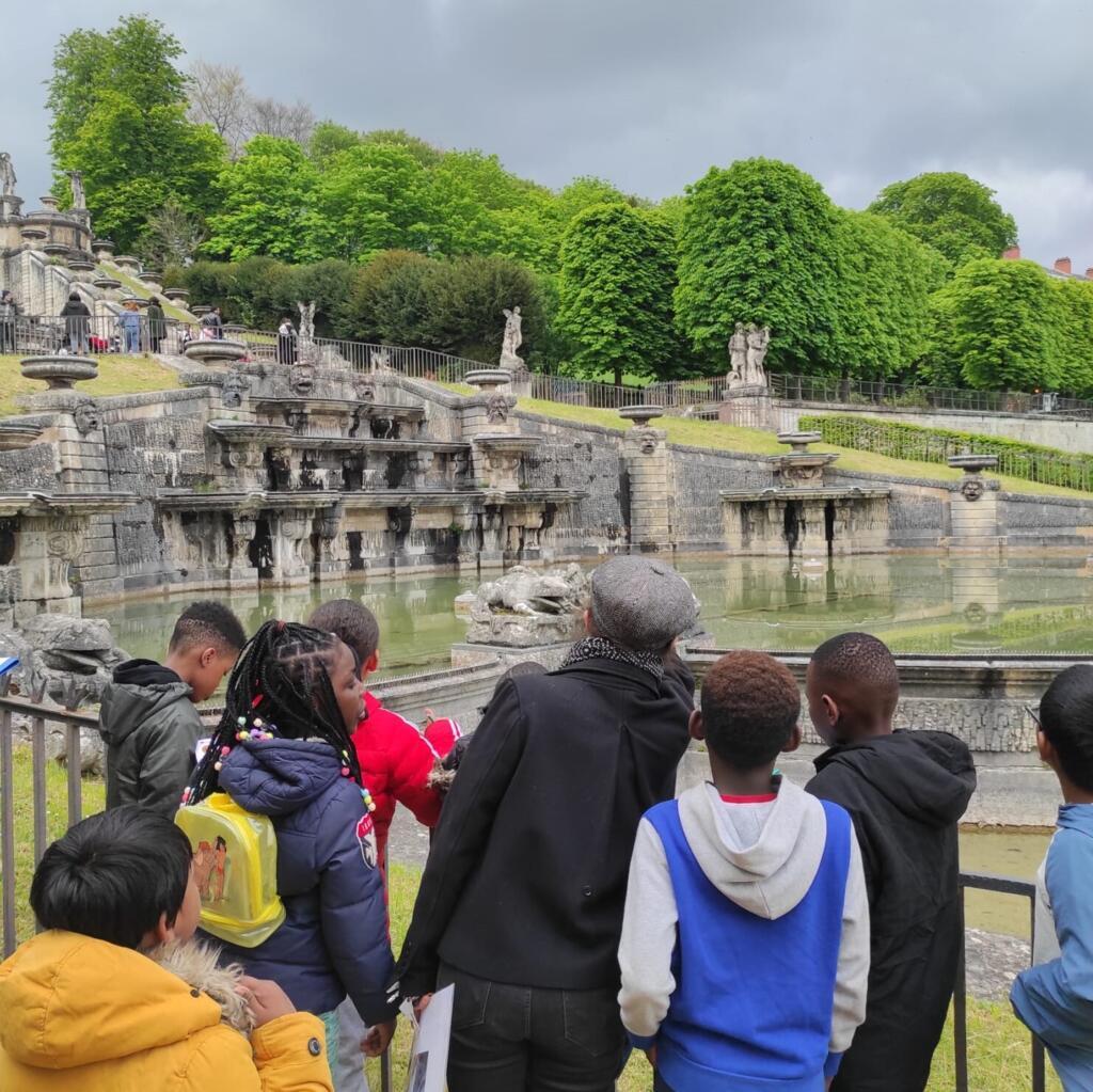 Crianças de famílias atendidas pelo Samusocial de Paris descobrem os detalhes da cascata do Parc de Saint-Cloud, em Île-de-France, em 25 de abril de 2023.