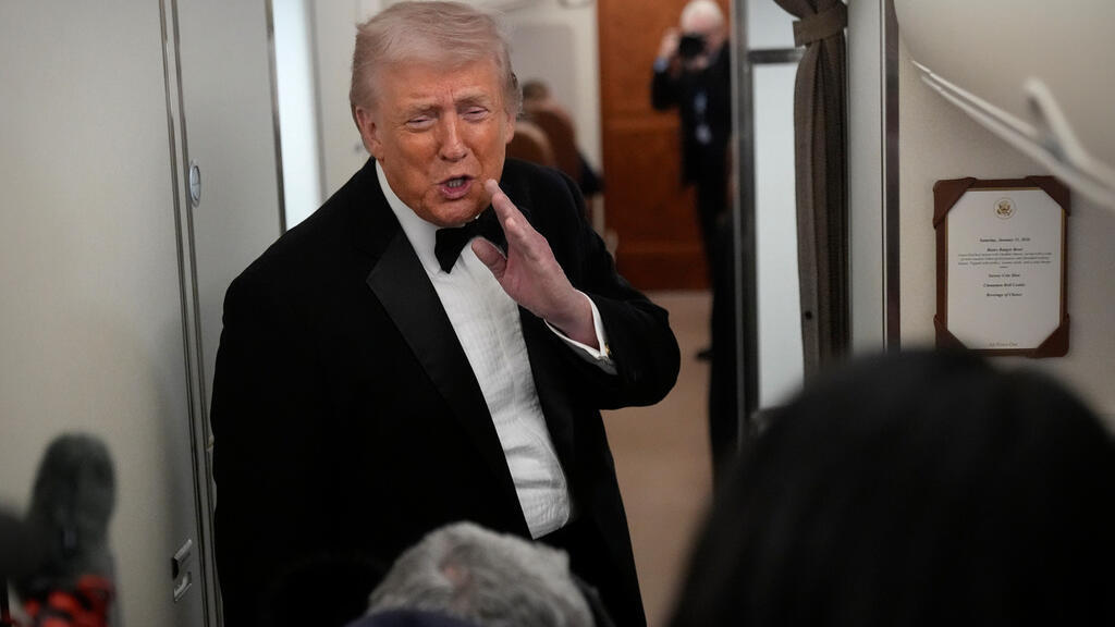 在空军一号上,面对记者的美国总统特朗普。 在空军一号上,面对记者的美国总统特朗普。