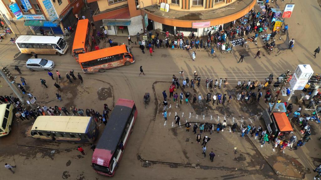 Une vue aérienne de Kenyans qui font la queue devant une station de bus à Nairobi pour rentrer chez eux avant le couvre-feu, le 23 avril 2020.