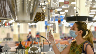 La Turquie va pouvoir de nouveau écouler ses produits textiles, son électroménager ou ses matériaux de construction en Arménie à partir du 1er janvier 2022. Ici, dans un magasin d'Erevan le 5 juin 2020.