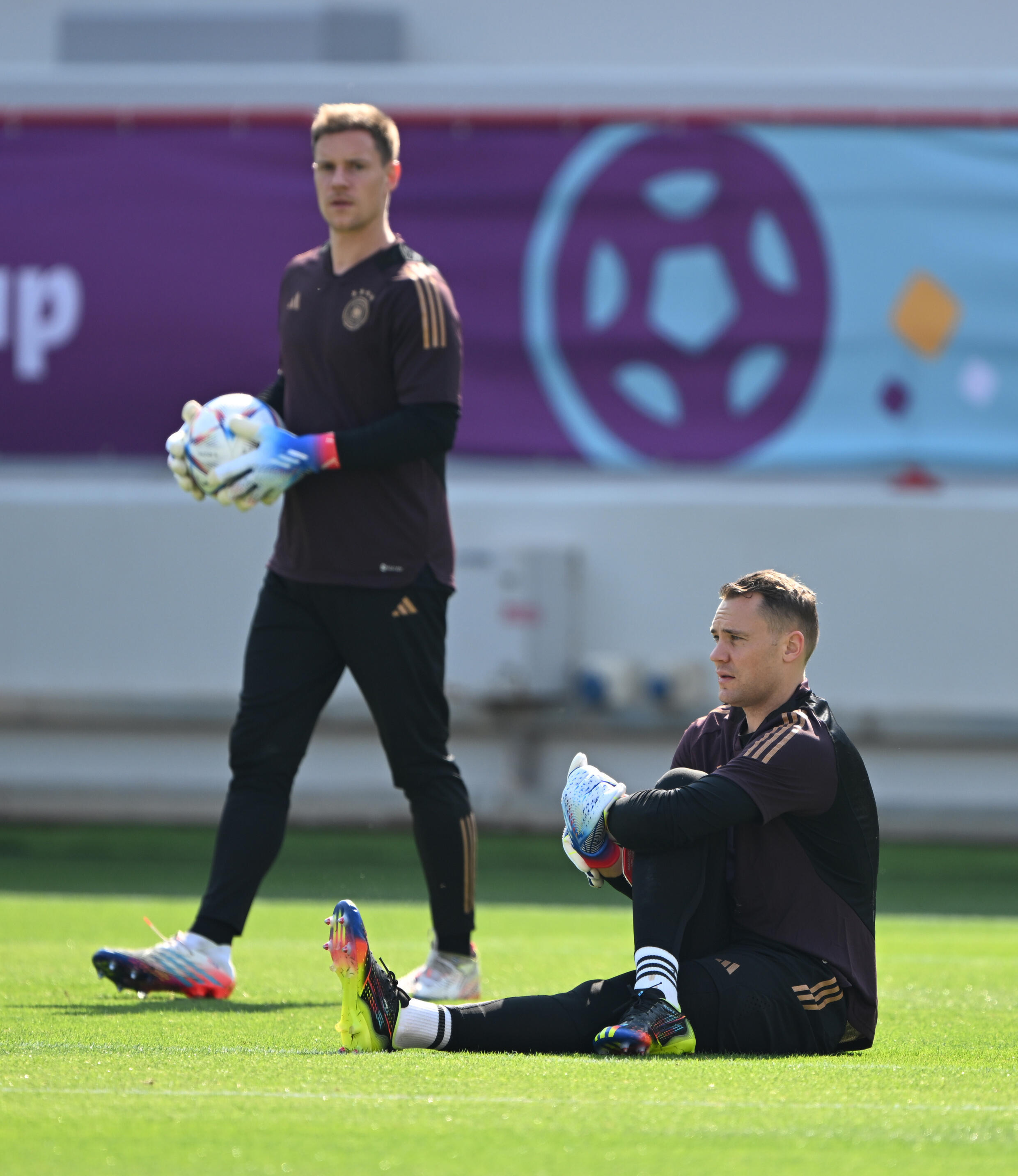 Manuel Neuer (sitzend) mit seiner Zweitbesetzung Marc-Andre der Stegen vom deutschen Team in Al-Shamal bei Doha am 22.11.2022.