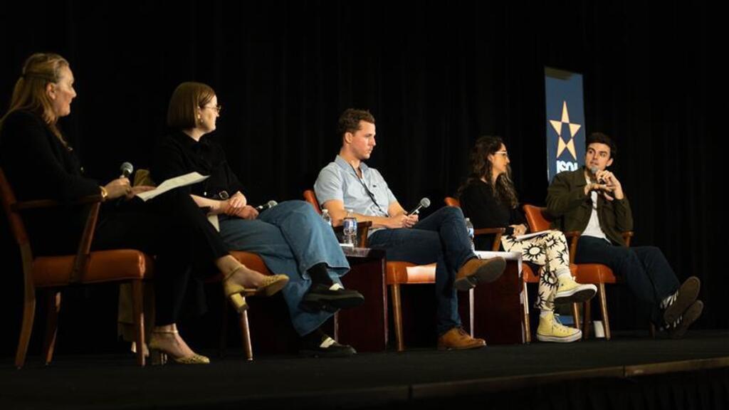 Adeline Hulin (à gauche) de l'Unesco avec des influenceurs lors d'un forum sur l'éducation aux médias et à l'information en octobre 2024 à Amman, en Jordanie.