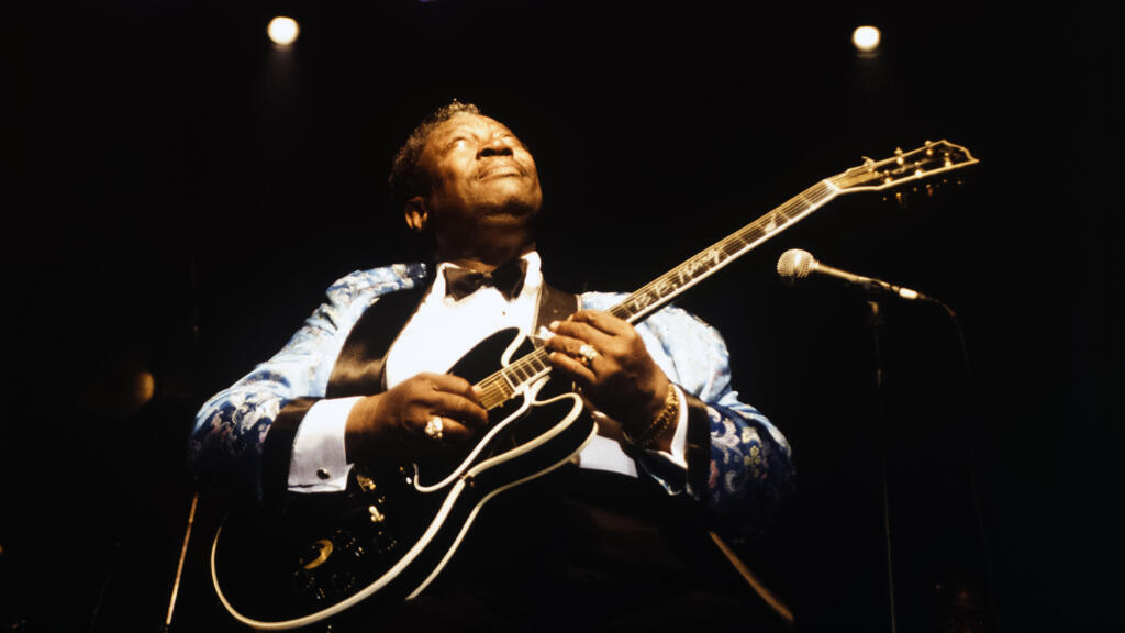 Le guitariste américain B.B. King sur scène lors du festival Banlieues Bleues, en Seine-Saint-Denis, en mars 1994, France.